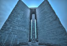 Die Georgia Guidestones – Fakten und Theorien