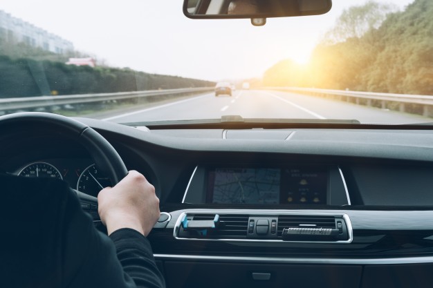 So rastest du RICHTIG beim Autofahren aus!