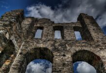 Auferstehen aus Ruinen